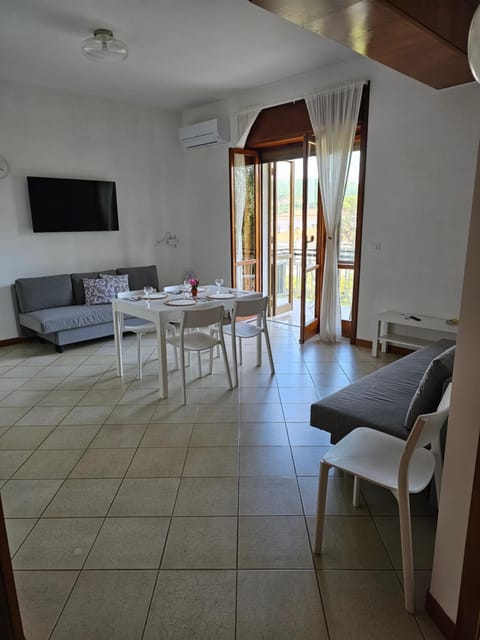 TV and multimedia, Living room, Seating area, Dining area