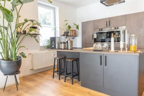 Coffee/tea facilities, Kitchen or kitchenette, Dining area, stove