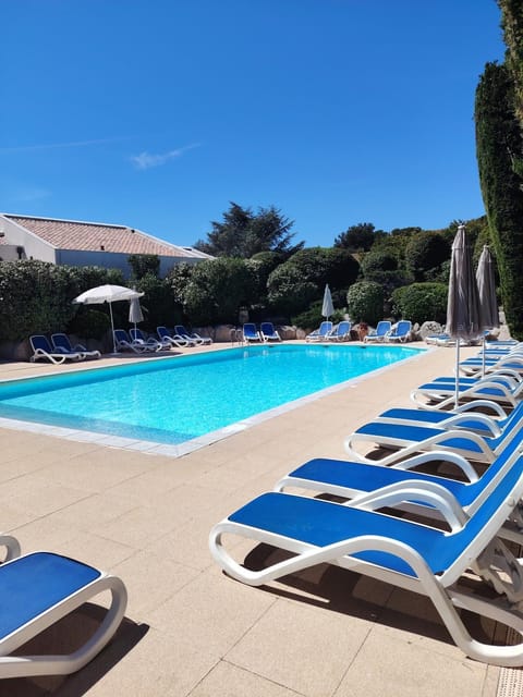 Day, Swimming pool, sunbed