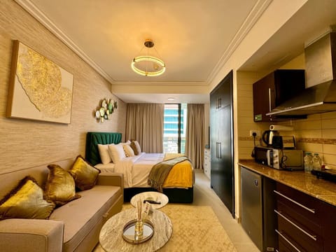 Bed, TV and multimedia, Coffee/tea facilities, Kitchen or kitchenette, Photo of the whole room, Seating area, Bedroom