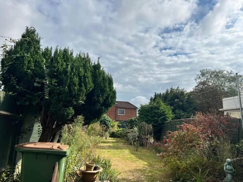 Entire Newly Renovated house -Southampton City - Private Driveway Parking - 4 Bedrooms 5 Beds Sleeps 7 - Great for Friends, Families & Contractors House in Southampton