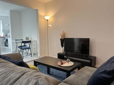 Entire Newly Renovated house -Southampton City - Private Driveway Parking - 4 Bedrooms 5 Beds Sleeps 7 - Great for Friends, Families & Contractors House in Southampton