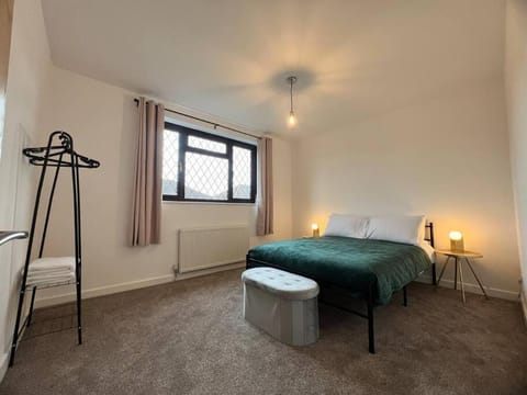 Entire Newly Renovated house -Southampton City - Private Driveway Parking - 4 Bedrooms 5 Beds Sleeps 7 - Great for Friends, Families & Contractors House in Southampton