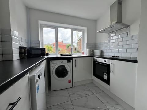 Entire Newly Renovated house -Southampton City - Private Driveway Parking - 4 Bedrooms 5 Beds Sleeps 7 - Great for Friends, Families & Contractors House in Southampton