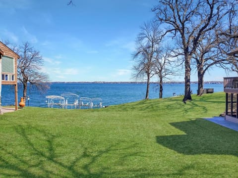 Grassy Knoll Retreat on the Big Spirit Lake House in Iowa
