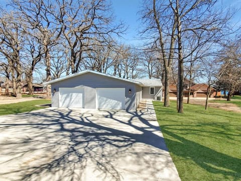 Grassy Knoll Retreat on the Big Spirit Lake House in Iowa