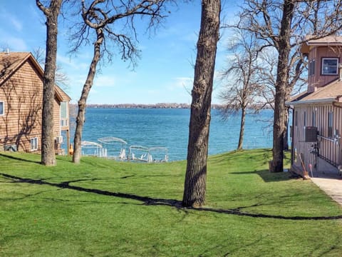 Grassy Knoll Retreat on the Big Spirit Lake House in Iowa