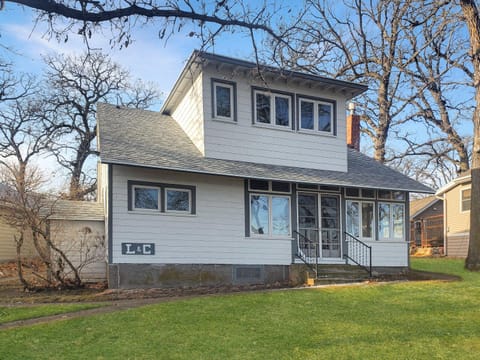 Pillsbury Point Cottage on West Lake Okoboji House in Arnolds Park