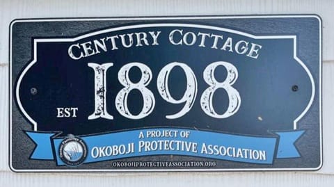 Pillsbury Point Cottage on West Lake Okoboji House in Arnolds Park