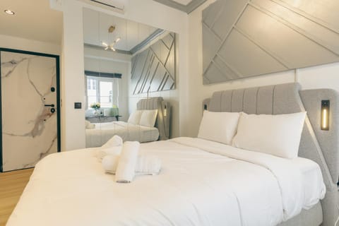 Photo of the whole room, towels