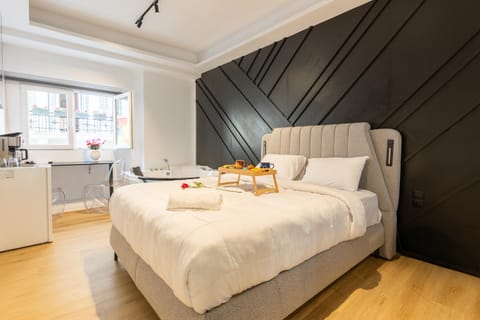 Bed, Food and drinks, Bedroom, Food, towels