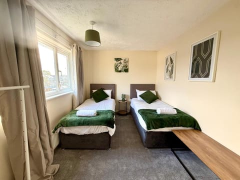 Bed, Bedroom, towels