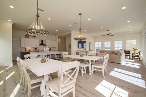 Breezyville Northeast Sun 12BR House in West Beach