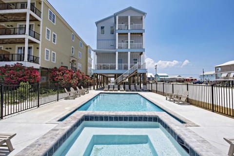 Zeke's Retreat House in West Beach