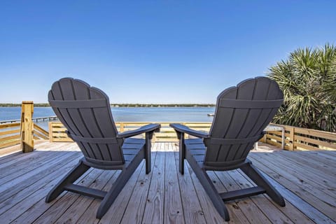 Breezy Bungalow House in West Beach