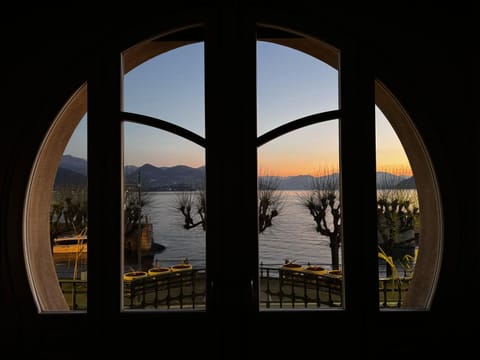 Bird's eye view, City view, Lake view, Landmark view, Mountain view, Sunset