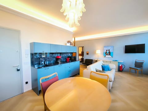 Kitchen or kitchenette, Living room, Seating area