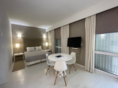 Communal lounge/ TV room, Bed, TV and multimedia, Living room, Seating area, Bedroom