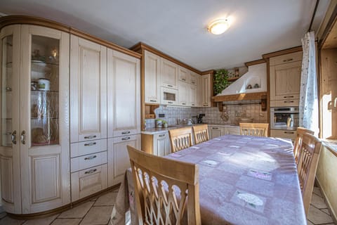 Kitchen or kitchenette, Seating area, Dining area, pet friendly