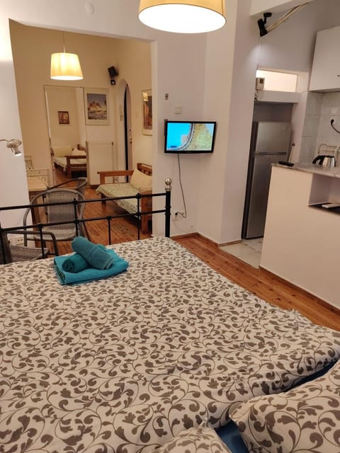 Communal lounge/ TV room, Bed, TV and multimedia, Living room, Decorative detail, Bedroom
