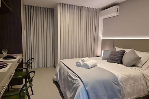 Photo of the whole room, towels, air conditioner