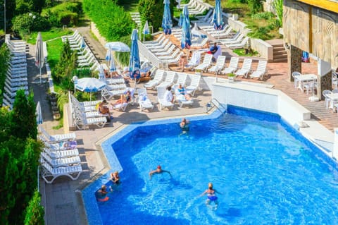 People, Natural landscape, Lounge or bar, Beach, Mountain view, Pool view, Swimming pool, group of guests, sunbed
