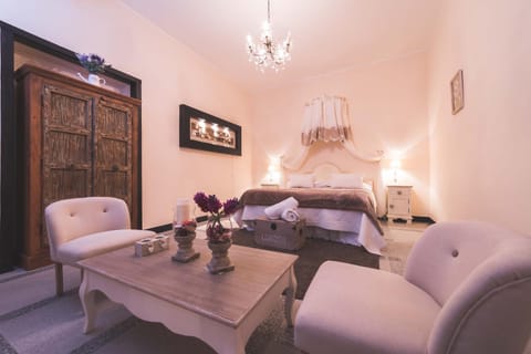 Bed, People, Photo of the whole room, Bedroom, Guests, Family