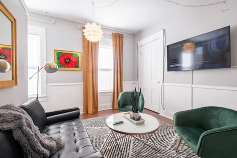 Walkable Downtown Columbus Historic Home, FREE Bikes to use Apartment in Columbus