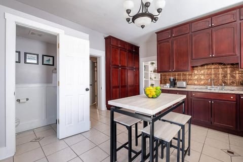 Walkable Downtown Columbus Historic Home, FREE Bikes to use Apartment in Columbus