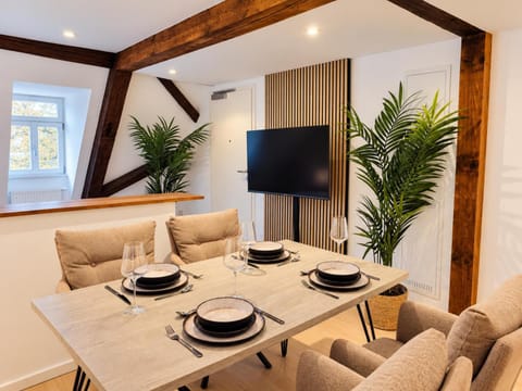 Communal lounge/ TV room, TV and multimedia, Living room, Dining area