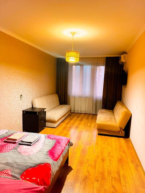 Bed, TV and multimedia, Living room, Photo of the whole room, Seating area, Bedroom