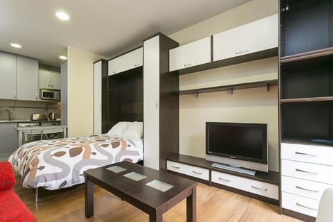 Bed, TV and multimedia, Bedroom