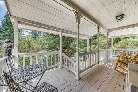 4 Mi to Ski Cloudcroft Family Escape with Fireplace House in Cloudcroft