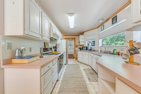 4 Mi to Ski Cloudcroft Family Escape with Fireplace House in Cloudcroft