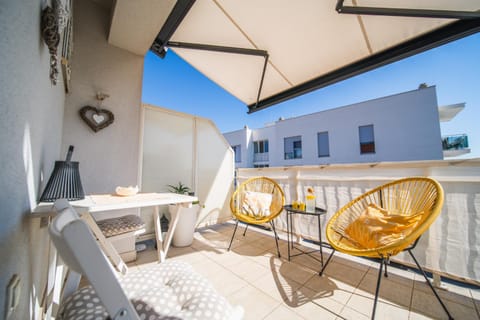 Seating area, sunbed