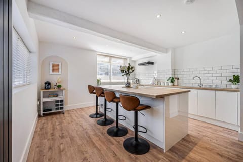 Kitchen or kitchenette, Dining area, oven, stove