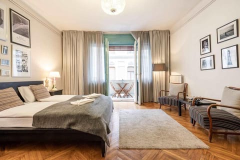 Bed, Living room, Photo of the whole room, Seating area