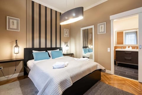 Bed, towels