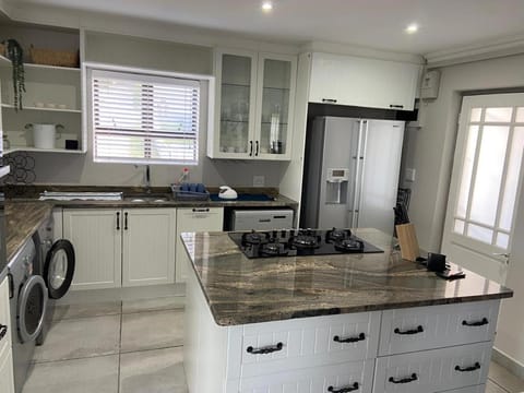 Kitchen or kitchenette, dishwasher, stove