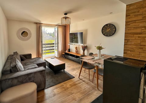 Communal lounge/ TV room, TV and multimedia, Living room, Dining area