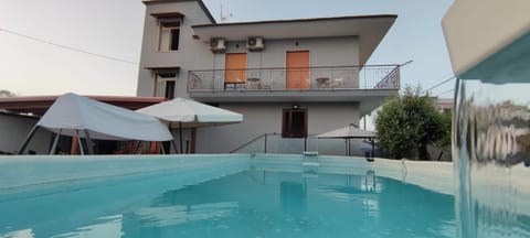 Property building, Patio, Day, Pool view, Swimming pool, Swimming pool, sunbed