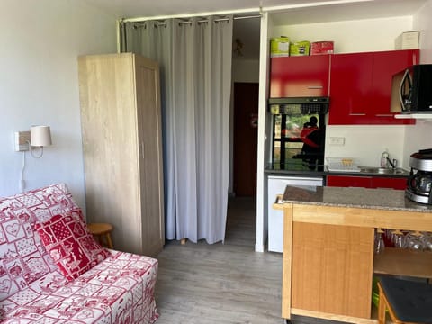 Coffee/tea facilities, Kitchen or kitchenette, Dining area, stove, toaster