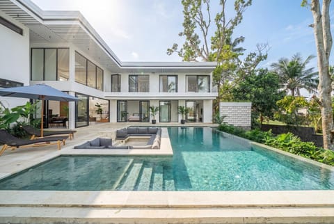 Property building, Patio, Swimming pool, Swimming pool, sunbed