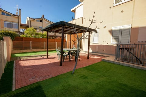 Property building, Day, Garden, Dining area, Garden view