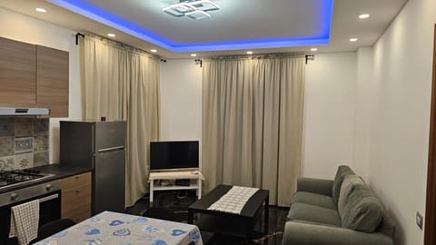 Communal lounge/ TV room, TV and multimedia, Kitchen or kitchenette, Living room, Dining area, oven
