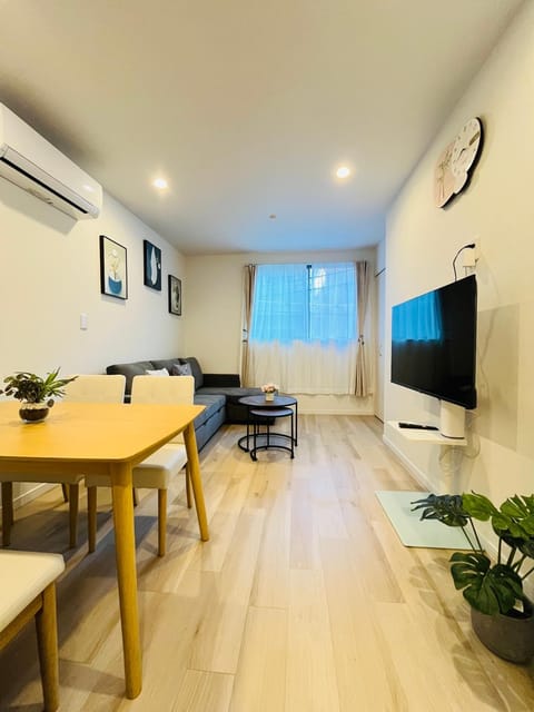 TV and multimedia, Living room, Seating area, Dining area, Evening entertainment, air conditioner