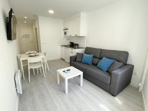 TV and multimedia, Kitchen or kitchenette, Living room, stove