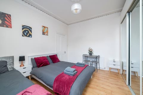 Bed, Photo of the whole room, Seating area, Bedroom