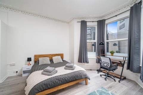 Bed, Photo of the whole room, Seating area, Bedroom, towels
