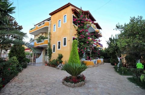 Flower Garden Villa Apartment in Ksamil